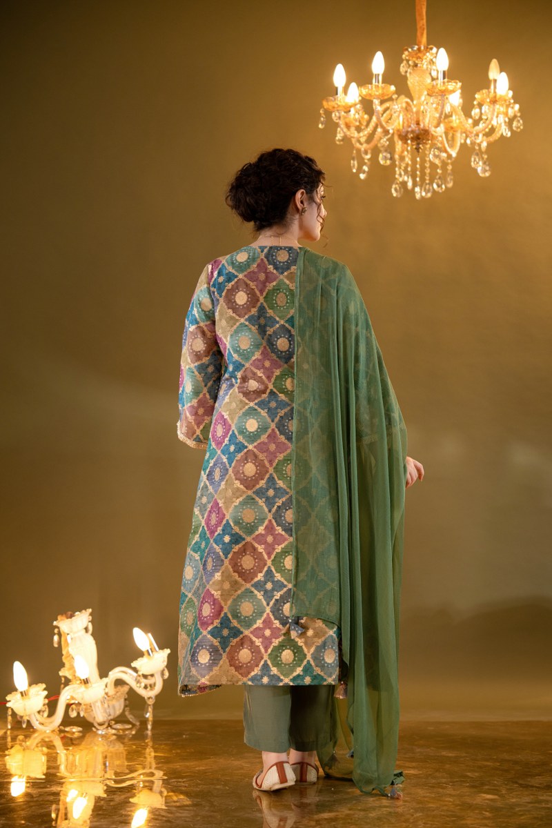 MULTICOLOUR ZARI SILK EMBROIDERED V-NECK KURTA SET.