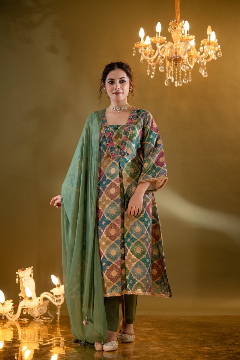 MULTICOLOUR ZARI SILK EMBROIDERED V-NECK KURTA SET.