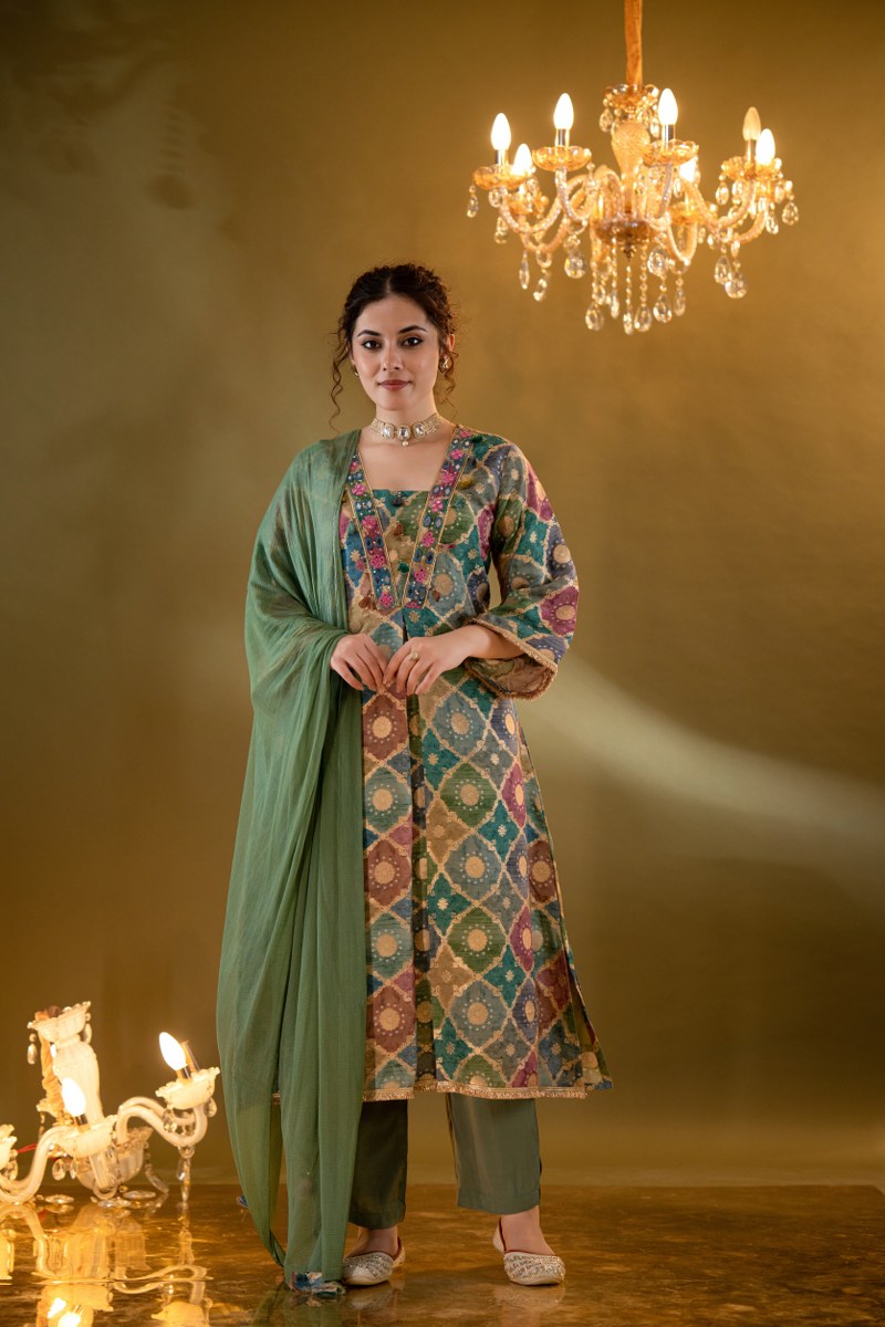 MULTICOLOUR ZARI SILK EMBROIDERED V-NECK KURTA SET.