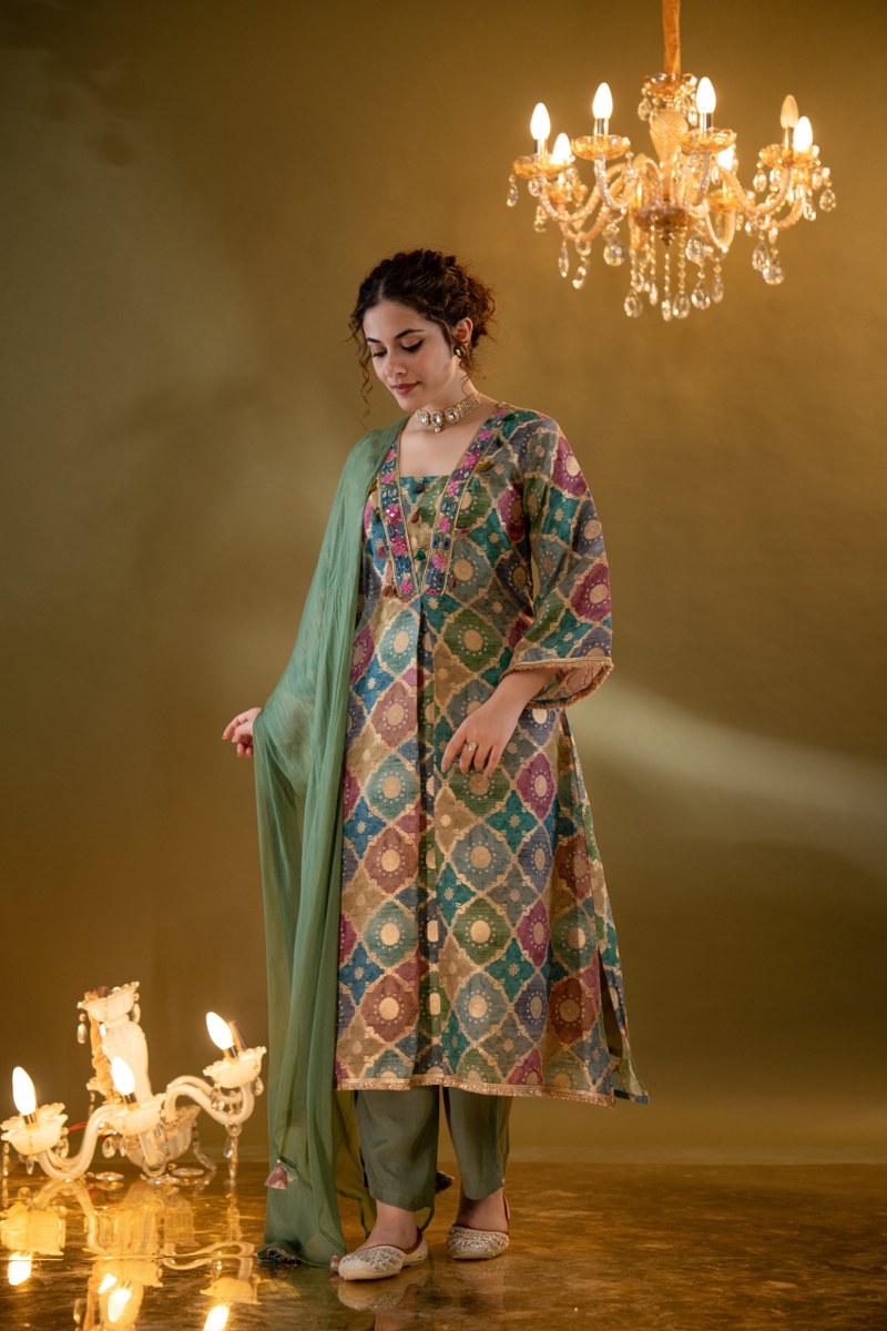 MULTICOLOUR ZARI SILK EMBROIDERED V-NECK KURTA SET.