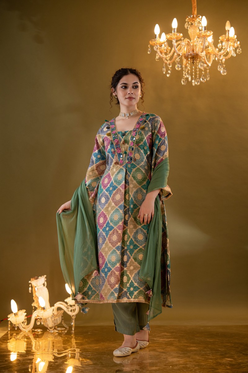 MULTICOLOUR ZARI SILK EMBROIDERED V-NECK KURTA SET.