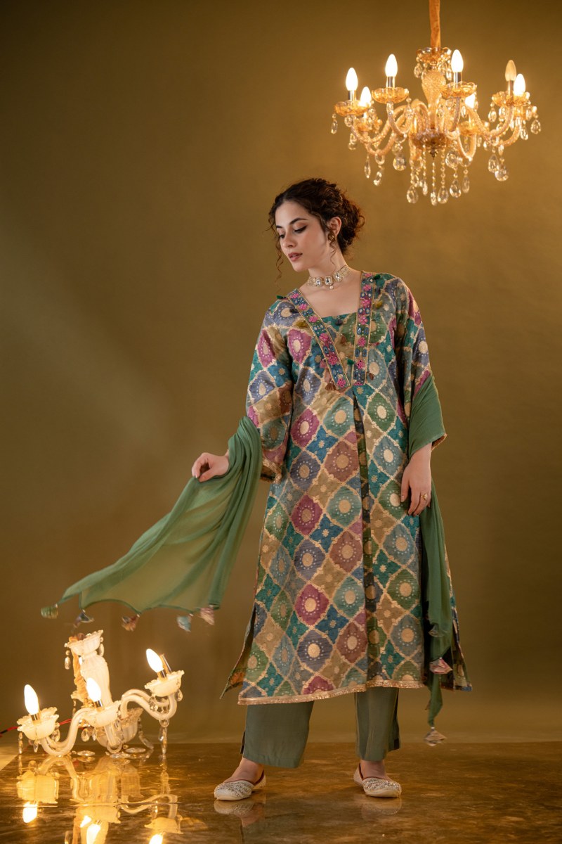 MULTICOLOUR ZARI SILK EMBROIDERED V-NECK KURTA SET.